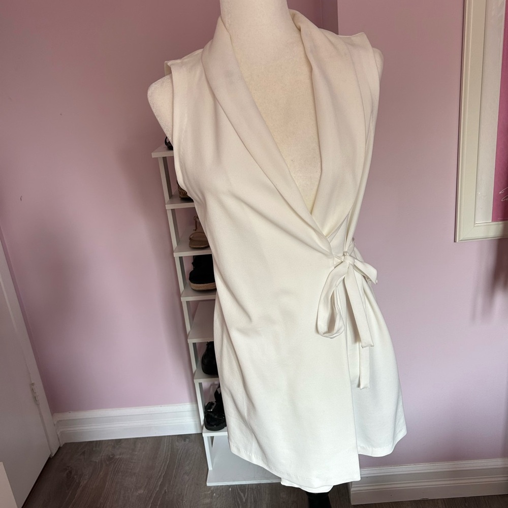 🤍Cream wrap vest with a tie detail